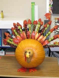 Pumpkin Turkey Fruit Skewers Are Something To Gobble Up Fruit Turkey, Thanksgiving Fruit, Thanksgiving Snacks, Thanksgiving Appetizer Recipes, Turkey Pumpkin, Decora�ções Com Comidas, Thanksgiving Dinner Recipes, Fruit Skewers, Thanksgiving Treats