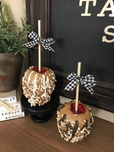 Caramel Apples Diy, Faux Caramel Apples, Fake Food Props, Hallowen Ideas, I Love Fall, Food Props, Fake Bake, Corn On Cob, Chocolate Drizzle