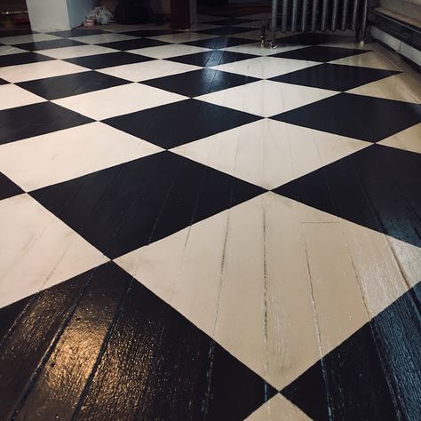 Modern Homesteading : The Painted Floor, Checkerboard on Hardwood House Marble Floor, Floor Checkerboard, Checkered Tile, Painted Wooden Floors, Painted Hardwood Floors, Painted Wood Floors, Modern Homesteading, French Country Bathroom, Painting Tile Floors