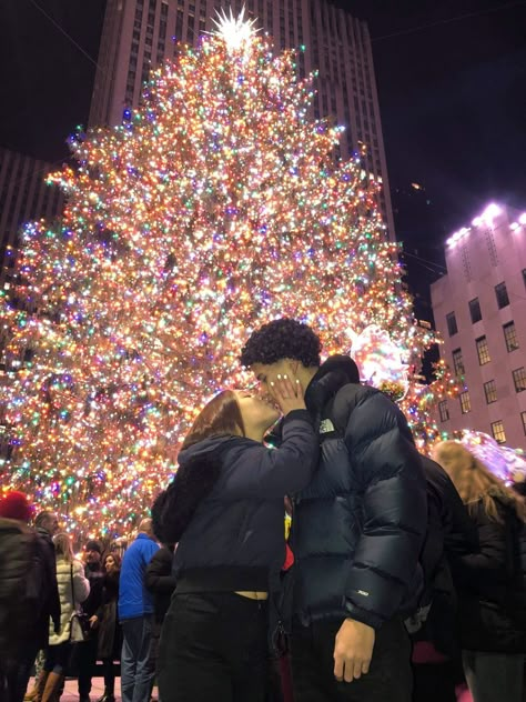 Double Date Christmas Pictures, Rockefeller Center Christmas Couples, Couple Christmas Things To Do, Christmas In Nyc Aesthetic Couple, Date Ideas Aesthetic Winter, Christmas With Girlfriend, Christmas With A Boyfriend, Bf And Gf Christmas Pictures, Couples During Christmas Time