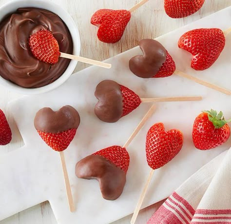 Chocolate Covered Strawberry Hearts Valentines Party Food, Valentines Recipes, Valentine Food, Heart Shaped Food, Fingerfood Party, Dipped Strawberries, Strawberry Hearts, Chocolate Covered Strawberry, Valentine Desserts