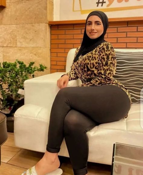 Arabian Women, Arabian Beauty Women, Muslim Women Fashion, Muslim Women Hijab, Curvy Women Outfits, Beautiful Muslim Women, Arab Women, Curvy Women Jeans, Hijab Style