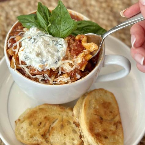 Lasagna Soup Recipe (7 Ingredients!) Easy Lasagna Soup, Tuna Noodle Casserole Recipe, Noodle Casserole Recipes, Lasagna Soup Recipe, Noodle Casserole, Lasagna Soup, Soup Dinner, Crockpot Recipes Easy, Chili Recipes