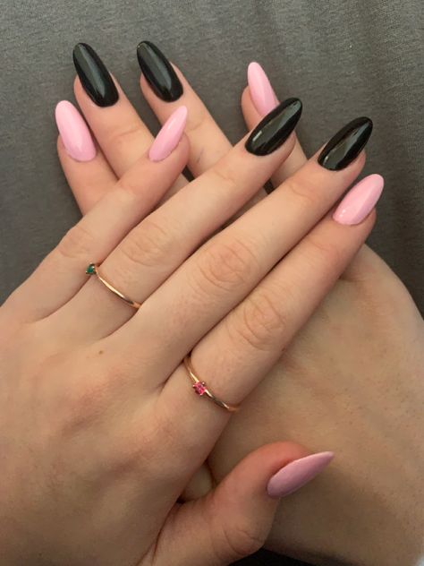 Light Pink With Black Nails, Pink Nd Black Acrylic Nails, Black Pink Gel Nails, Black Light Pink Nails, Short Black Pink Nails, Pink Black Almond Nails, Black And Pink Nails Ideas Aesthetic, Nails Pink And Black Design, Gel Nails Black And Pink