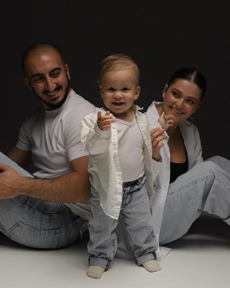 Family Picture Outfits Studio, First Birthday Photoshoot With Parents, Baby And Dad Photos, Family New Year Photo Shoot, Family With Baby Photoshoot, Big Family Photo Shoot Ideas, Mom Daughter Photography, Family Photo Studio, Baby Photography Poses