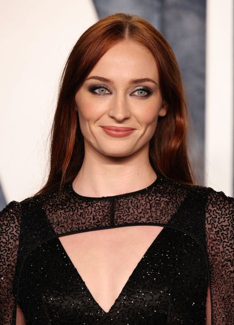 Sophie Turner Dark Hair, Sofie Turner Red Hair, Sophie Turner Red Hair Aesthetic, Sophie Turner Dark Red Hair, Sophie Turner Red Hair, Sofie Turner, Oblong Face, Silver Flames, Ginger Women