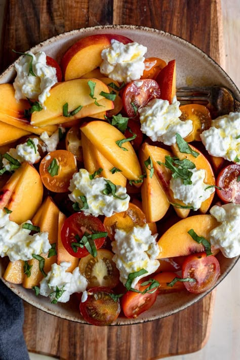 Summer Healthy Salads, Pretty Salad Recipes, French Summer Food, Fresh Summer Dinner, Healthy Summer Food, Healthy Summer Lunch, Salad With Champagne Vinaigrette, Summer Buffet, Peach Burrata Salad