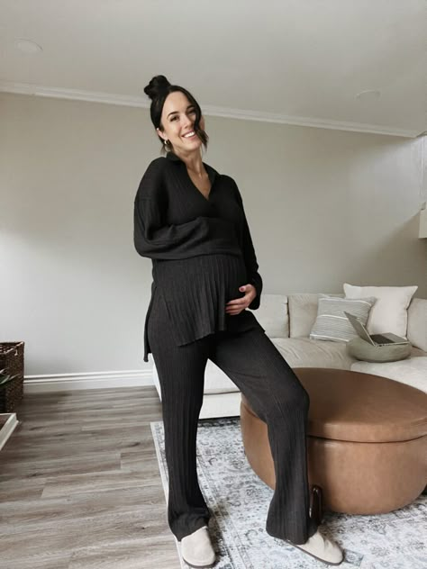 Thanksgiving Bump Outfit, Postpartum Christmas Outfit, All Black Maternity Outfit, Neutral Maternity Outfit, Cold Weather Pregnancy Outfit, Holiday Pregnancy Outfits, Winter Bump Outfits, Cute Maternity Outfits For Winter, Stylish Maternity Outfits Winter