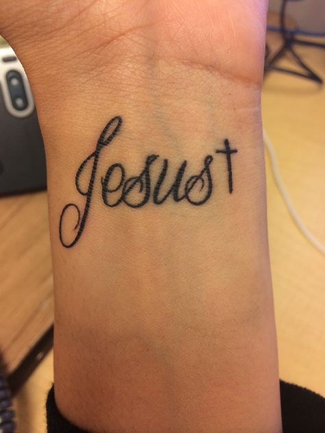 Love this small wrist Jesus tattoo. Jesus Tattoo On Arm, Loves Tattoo, Tato Nama, Name Tattoo On Hand, Jesus Tattoo Design, Small Cross Tattoos, Bible Tattoos, Jesus Tattoo, Religious Tattoos