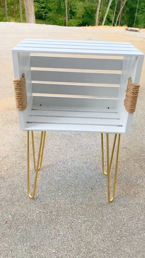 Wooden Crate End Table Diy, Milk Crate Table Diy, Wood Crate Side Table, Wood Crate Makeover, Diy Crate Ideas, Wooden Crate Ideas For Outside, Wood Crates Ideas, Crate Nightstand Diy, Wood Crate Ideas