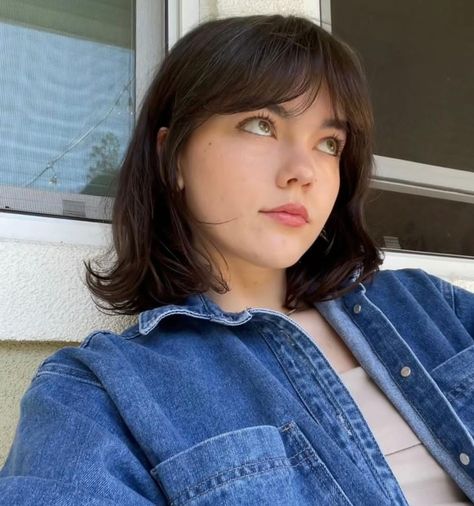 Bangs And Curtain Bangs Short Hair, Straight Bangs With Face Framing Layers, Bobs With Layers And Bangs, Dark Brown Bangs Hair, Julia Stiles Short Hair, Hair Colour Ideas Blue Eyes, Swoopy Bangs Short Hair, Disney Aunt Haircut, Short Hair Shaggy Bangs