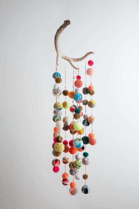 Deer Antler Pom Pom Mobile | This is great, but I think if the antler was a little bigger and less pom poms (or at least more spread out) it would look better. Would also make a cool art piece too. Diy Slinger, Pom Pom Mobile, Pom Crafts, Diy Pom Pom, Pom Pom Crafts, Diy Tags, Toys Kids, Crafty Craft, Wind Chime