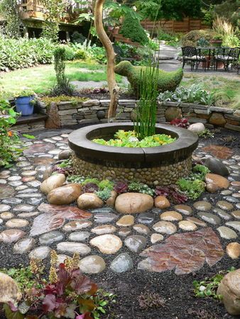 River Rock Garden Path, Rock Courtyard, Garden Focal Point Ideas, Cobblestone Garden, Cobblestone Courtyard, Garden With Rocks, Cobblestone Floor, Cobblestone Path, Patio Fountain