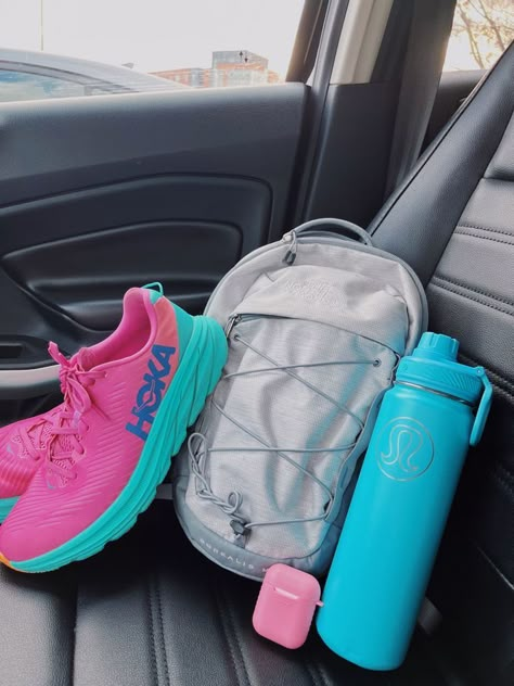 Preppy Lifestyle School, Preppy Running Outfit, Hoka Shoes Aesthetic, Runner Essentials, Hoka Aesthetic, Preppy School Aesthetic, Preppy Lifestyle Aesthetic, Preppy Gym, Preppy Workout