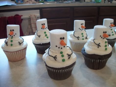 ~ Snowmen Cupcakes! ~ (use 1/2 toothpick to stick marshmellow onto cupcake) Cupcake Receptek, Snowman Cupcakes, Christmas Dinners, Cake Mini, Christmas Cupcake, Cupcake Wars, Torte Cupcake, Christmas Cakes, Cupcake Ideas