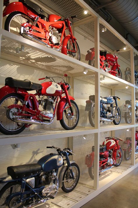 Garasi Motor, Motorcycle Showroom Design, Toy Store Design, Cool Sheds, Motorcycle Storage, Luxury Car Garage, Mechanic Shop, Retro Cafe, Motorcycle Shop