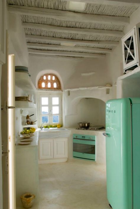 Traditional House On Greek Island by Zege - Decoholic Greek Style Kitchen, Traditional Greek House, Greece Design, Greek House, Fluid Design, Island Kitchen, Boho Kitchen, Greek Style, Island Home