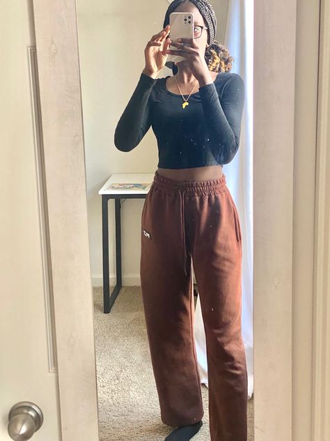 Outfit Ideas Brown Sweatpants, Jogger Crop Top Outfit, Outfits With Brown Joggers, Dark Brown Sweatpants Outfits, Cropped Sweat Shirt Outfit, What To Wear With Brown Sweatpants, How To Style Brown Sweatpants, Outfits With Brown Sweatpants, Brown Sweat Pants Outfit