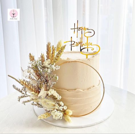 Nude colours are my fave🤍this cake is perfect for any occasion ✨ the nude shade creates the best combo with the dried flowers and I’m here for ittt🌾 Nude Birthday Cake, Nude Cake Ideas, Nude Cake Birthday, Dried Flowers Cake, Nude Color Cake, Dry Flower Cake Decoration, Boho Cakes, Nude Cake, Birthday Cake Dried Flowers