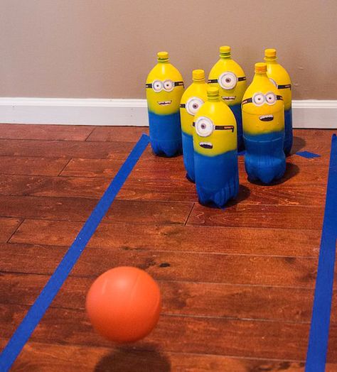 Minion bowling game...great for the school Country Fair! Minion Party Theme, Minions Kids, Despicable Me Party, Minion Theme, Minion Birthday Party, School Carnival, Birthday Decorations Kids, Minions Despicable Me, Minion Birthday