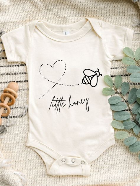 Baby Onesies Ideas Girl, Baby Cricut Shirts, Cute Diy Onsies Ideas, Onesie Vinyl Ideas, Cute Cricut Onesies, Diy Newborn Onsies, Gender Neutral Onsies Cricut, Circuit Onesie Ideas, Newborn Onesie Cricut Ideas