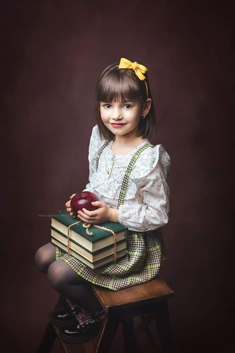 School Portraits Ideas, Daycare Photoshoot Ideas, Kindergarten Photoshoot, Preschool Photo Ideas, Preschool Portraits, Kindergarten Photography, Kindergarten Graduation Pictures, Preschool Photography, School Photoshoot