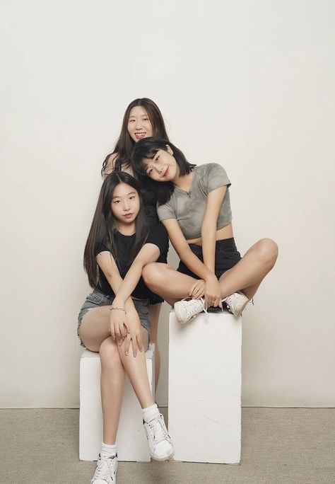 Trio Studio Photoshoot Ideas, Photobox Idea, Trio Poses, Korean Photoshoot, Group Picture Poses, Cute Beach Outfits, Studio Photoshoot Ideas, Sisters Photoshoot Poses, Sisters Photoshoot