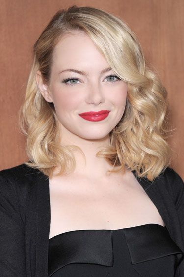 Emma Stone Baby Blonde, Holiday Hair, Different Hair Colors, Penteado Cabelo Curto, Red Lipstick, Light Hair, Emma Stone, Party Hairstyles, Wedding Hair And Makeup