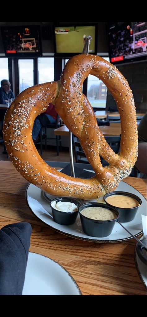 Bar Snacks Pub, Giant Pretzel, Dipping Sauces, Store Ideas, Bar Ideas, Snack Bar, Pretzels, Food Cravings, Dipping Sauce