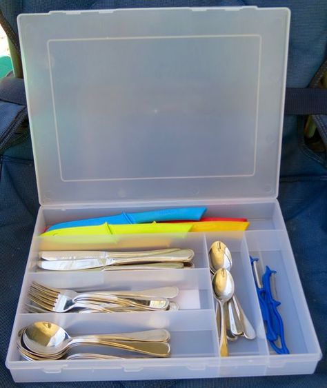 Camping Organisation Hacks, Camping Utensil Storage, Camping Organisation, Organisation En Camping, Zelt Camping Hacks, Camping Essentials List, Camping Cutlery, Zelt Camping, Tent Camping Hacks