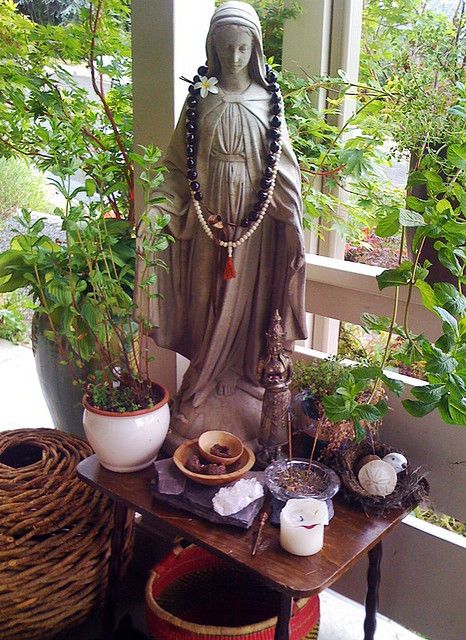 I would love to make some sort of meditation altar in my home. A relaxing place I can go to unwind and meditate. Sacred Space Altar, Prayer Corner, Meditation Altar, Relaxing Places, Home Altar, Deco Boheme, Meditation Space, Sacred Places, Meditation Room