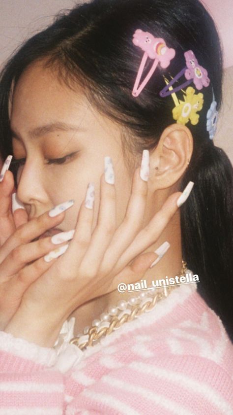 JENNIE BLACKPINK Idol Nails, Jennie Kim Blackpink, Blackpink Video, Jennie Kim, Blackpink Photos, Blackpink Jennie, Blackpink Jisoo, Yg Entertainment, South Korean Girls