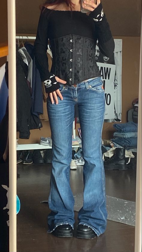 Goth Outfit With Jeans, Jeans Goth Outfit, Goth Jeans Outfit, 90s Goth Outfits, Gothic Tumblr, Alternative Tiktok, Goth Jeans, Tiktok Alt, Bell Bottom Jeans Outfit