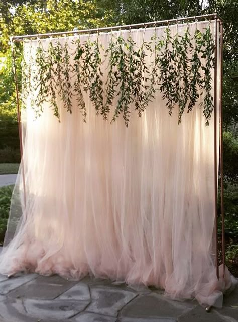 Outdoor Wedding Ceremony Decor Photoboth Mariage, Scout Wedding, Wedding Ceremony Decorations Outdoor, Photo Booth Backdrop Wedding, Booth Backdrops, Rustic Wedding Decorations, Wedding Ceremony Backdrop, Wedding Photo Booth, Outdoor Wedding Decorations