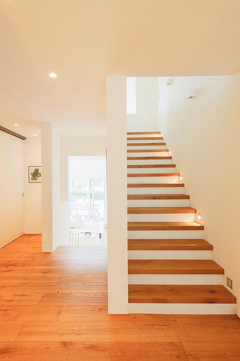 STS House by Ferreira und Verfürth Architekten Modern Hall, Wood Architecture, Painted Stairs, Wood Stairs, Interior Stairs, Modern Staircase, Diy Flooring, House Stairs, Staircase Design