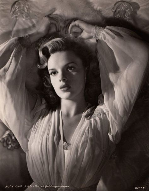 Judy Garland - Photo by Eric Carpenter Classic Actresses, Hollywood Icons, Judy Garland, Actrices Hollywood, Hollywood Legends, Hollywood Glam, Black And White Portraits, Old Hollywood Glamour, Golden Age Of Hollywood