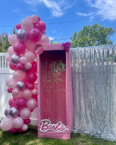 Barbie Party Balloons, Lifesize Barbie Box, Barbie Balloon Arch, Diy Barbie Box Photo Booths, Barbie Box Diy, Barbie Box Photoshoot, Barbie Photo Booth, Barbie Backdrop, Backdrop For Photoshoot