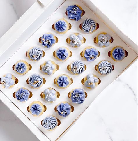 Blue Mini Cupcakes, Beautiful Cupcakes Birthday, Arcade Wedding, Cupcake Piping, Cupcake Inspiration, Cupcake Maker, Cupcakes Birthday, Sweet Corner, Swirl Cake