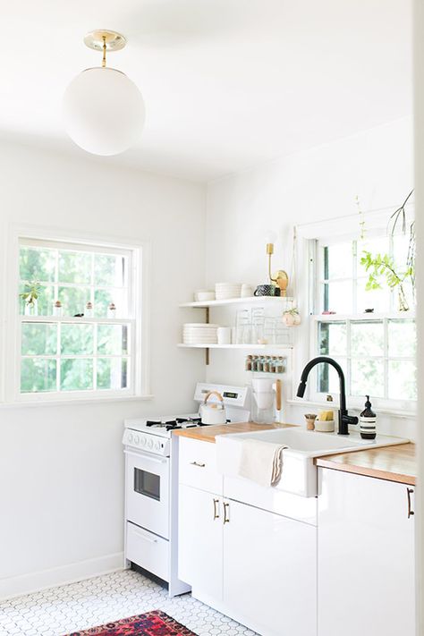 globe light and vintage rug in ayla gurganus' atlanta home. / sfgirlbybay Single Wall Kitchen Layout, One Wall Kitchen Layout, Butcherblock Countertops, Single Wall Kitchen, One Wall Kitchen, Rental Kitchen, Diy Wand, Wall Kitchen, Tiny Kitchen