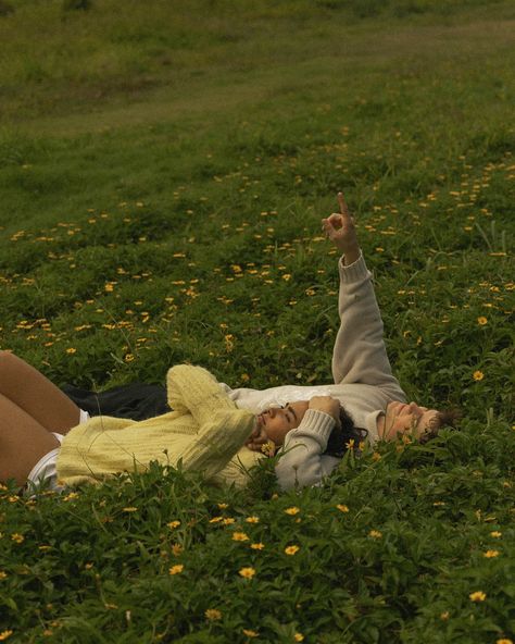 Artsy Couple Aesthetic, Couple Laughing Aesthetic, Lover Boy Aesthetic, Mountain Date, Blurry Nature, Hug Photography, Cottagecore Couple, Academia Boyfriend, Aesthetic Photoshoots