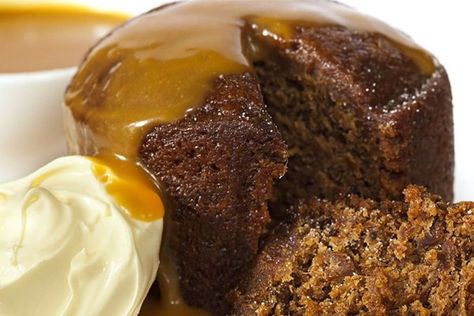 ThisÂ Sticky Date Pudding in a Mug is a one cup wonder. It is a lovely, tender and buttery dessert.Yummy with a dollop of cream or a scoop of vanilla ice cream on top! Pudding In A Mug, Malva Pudding, Sticky Date, Sticky Date Pudding, Date Pudding, Date Cake, Cake Mug, Thermomix Desserts, Toffee Pudding