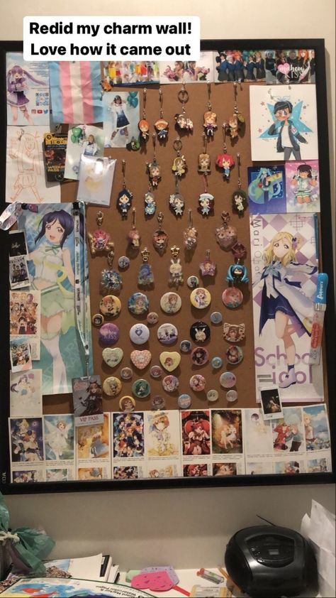 Anime Cork Board Ideas, Cork Board Inspo Aesthetic, Decorated Cork Board Ideas, Plush Display Ideas, Sticker Collection Display Ideas, Aesthetic Cork Board Ideas, Corkboard Aesthetic, Pin Board Ideas Aesthetic, Aesthetic Cork Board