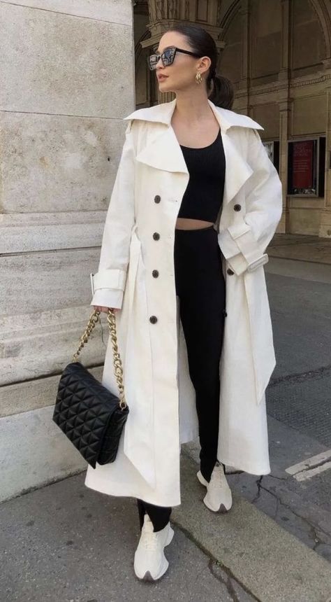 Classic Modern Outfit, White Trench Coat Outfit, Estilo Clean, Trench Beige, White Trench Coat, Trench Coat Outfit, Classic Style Outfits, Winter Fashion Outfits Casual, Coat Outfit