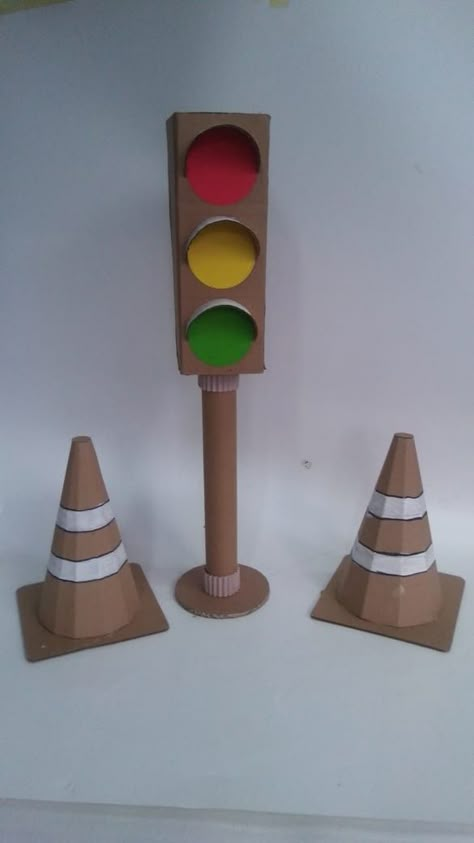 Traffic Light Craft, Recycled Crafts Kids Projects, Transportation Crafts, Recycled Crafts Kids, Art Activities For Toddlers, Traffic Lights, Diy Crafts For Kids Easy, Diy Crafts To Do, Traffic Light