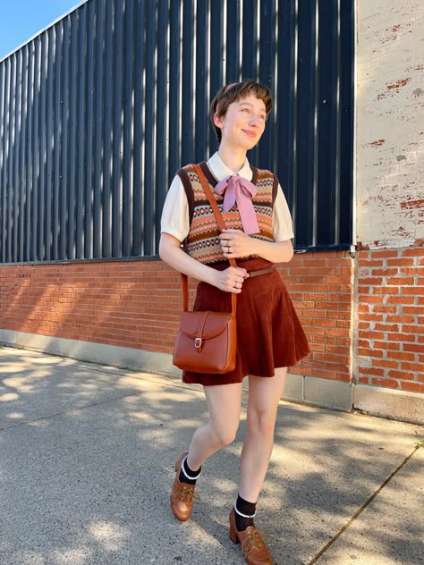 Quirky 90s Fashion, Puff Sleeves Outfit Casual, Bright Academia Outfit, Quirky Vintage Fashion, Nerd Outfits Girl, Colorful Preppy Outfits, Quirky Fashion Aesthetic, Nerdy Girl Outfits, Quirky Fashion Vintage