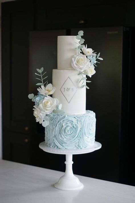 Dusty Blue Wedding Cakes, Cake Hydrangea, Wedding Pastry, Wedding Cake Dusty Blue, Wedding Cake Fondant, Dusky Blue Wedding, Light Blue Wedding Cake, Wedding Cake Hydrangea, Powder Blue Wedding