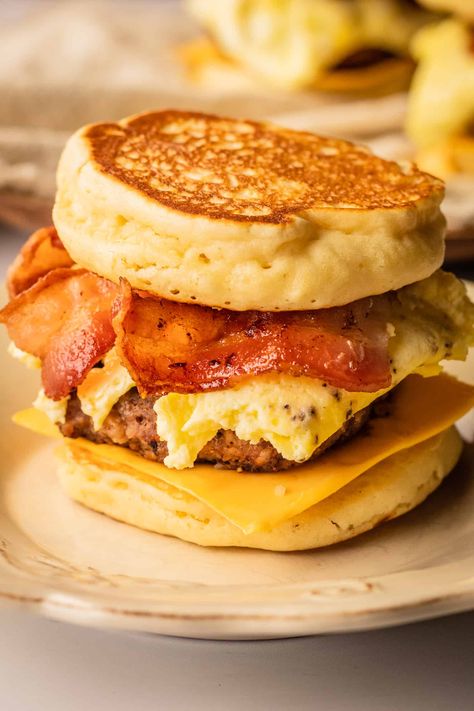 Hamburger For Breakfast, Mini Pancake Sandwiches, Sandwich Egg Breakfast, Diner Breakfast Ideas, Sweet And Savory Breakfast Sandwich, Pancakes Sandwich, Bagles Recipe Sandwich Breakfast, Mcgriddle Sandwiches, Breakfast Ideas Bacon