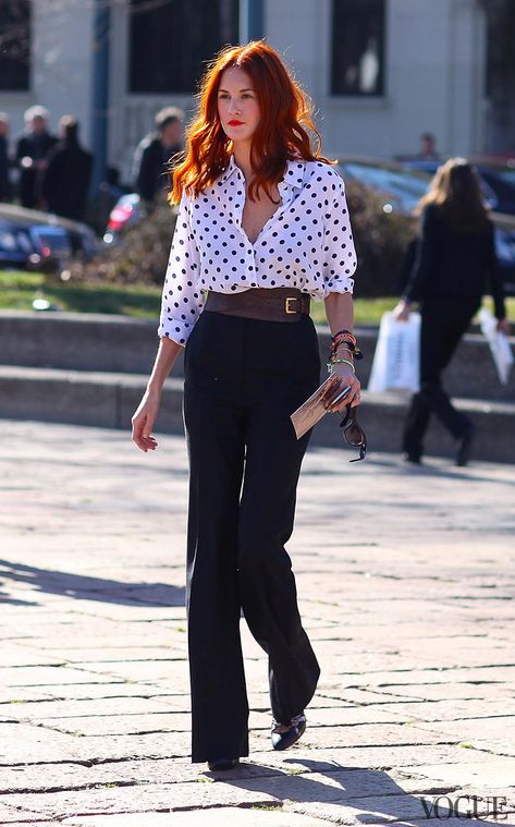 Beauty Staple: Taylor Tomasi Hill's Crimson-Red Hair Casual Chique Stijl, Taylor Tomasi, Taylor Tomasi Hill, Professional Work Outfit, Mode Tips, Walking Down The Street, Pear Body Shape, Summer Work Outfits, Polka Dot Shirt