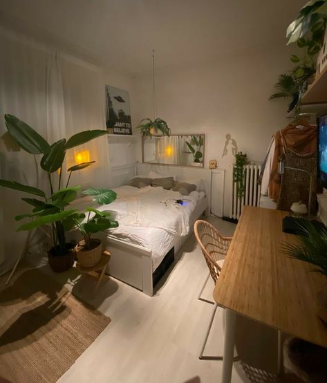 White Room Decor With Plants, Kotatsu Bedroom, Minimal Plant Bedroom, Room Small Ideas Bedrooms, Kosan Aestethic, Room Flooring Ideas Bedrooms, Small Room With Desk, Green White Room, White Bedroom With Plants