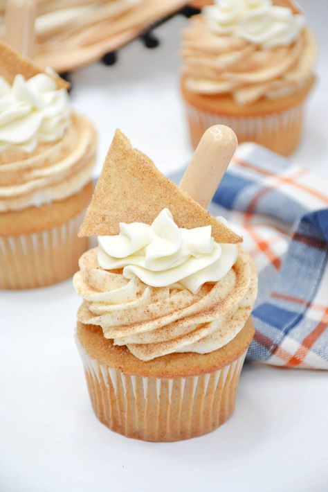 Horchata Cupcakes with Cinnamon Frosting Horchata Cupcakes Recipe, Mexican Cupcake Recipes, Horchata Buttercream Frosting, Mangonada Cupcake, September Cupcakes Ideas, Horchata Cookies Recipe, Coquito Cupcakes Recipe, Mexican Flavored Cupcakes, Bbq Cupcakes Ideas